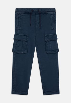 Pantalons cargo navy avec taille à cordon, dotés de deux poches latérales et de deux grandes poches latérales à rabat. Tissu en coton mélangé doux.