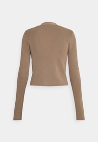 Långärmad, ribbad kofta i beige med en kortad passform, sedd bakifrån mot en vit bakgrund.