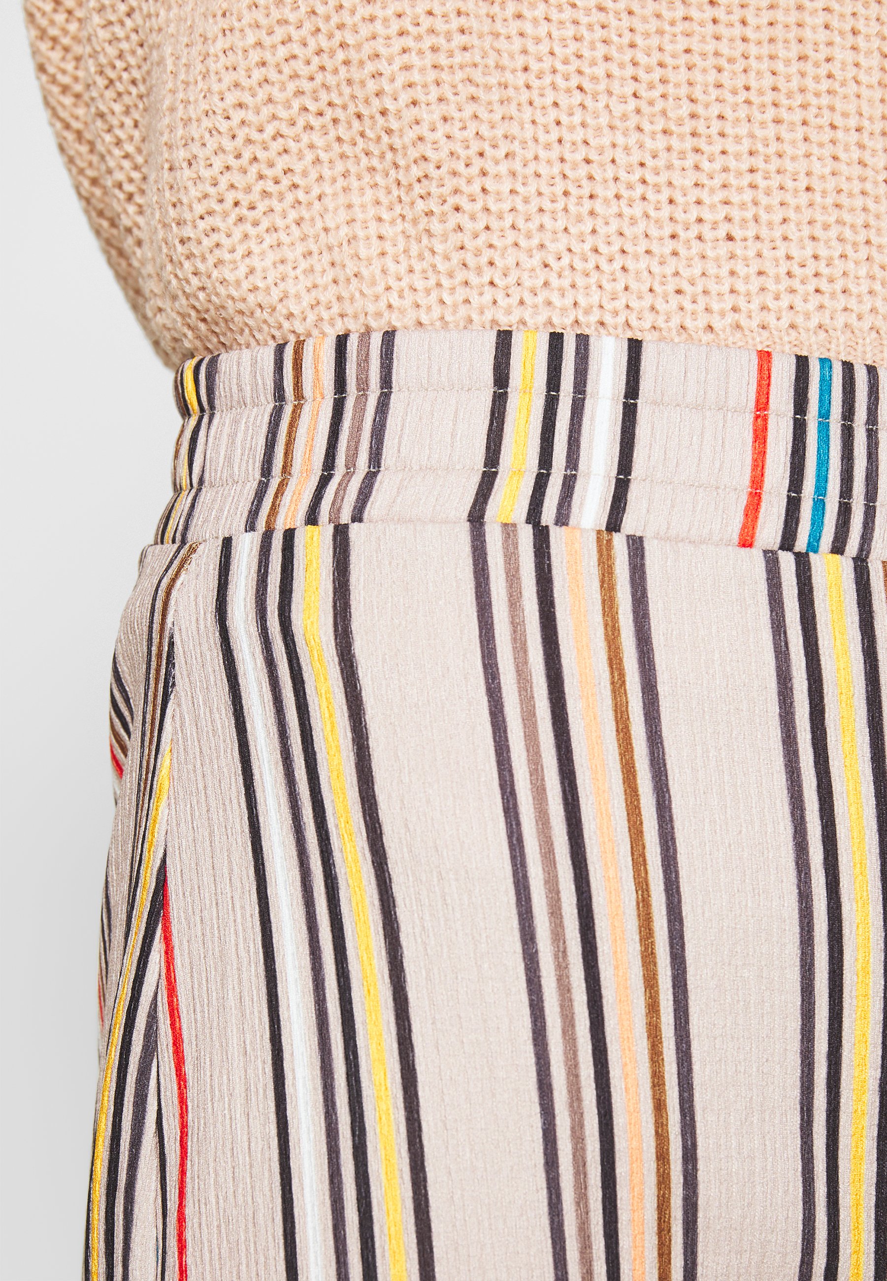 EDITED CYRA TROUSERS Bukse beigerotblau Zalando.no EDITED JAZMIN LONGSLEEVE - Topper langermet - rot/beige/blau