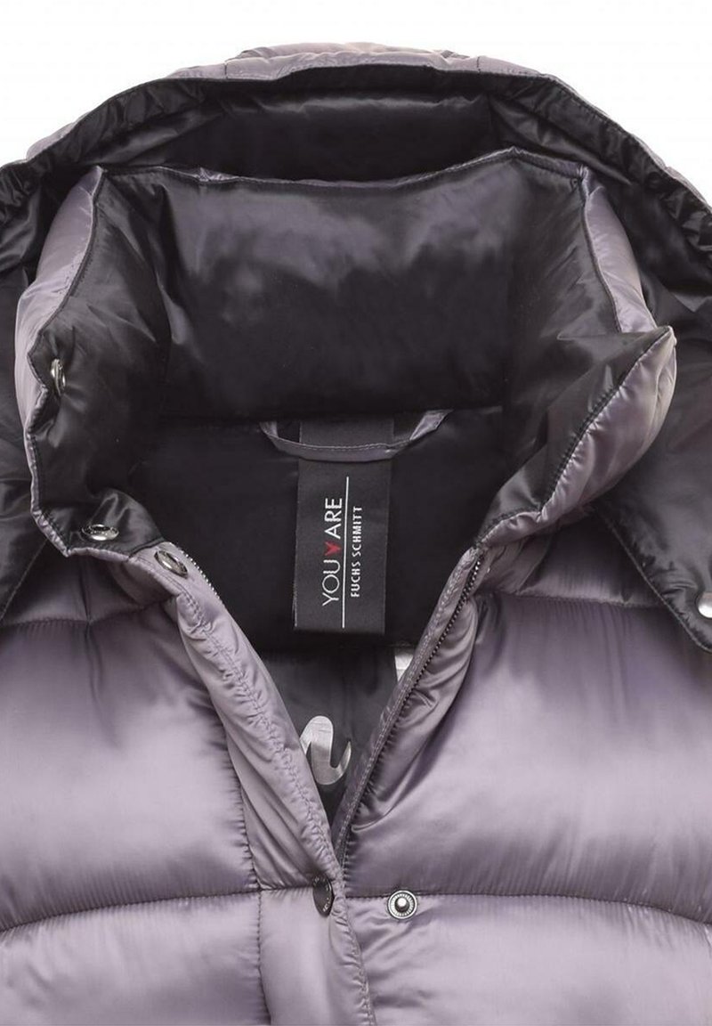 Vadderad grå och svart vinterjacka med hög krage, delvis öppnad för att avslöja inneretiketten som säger "DU ÄR."