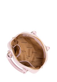 Lyserød læderhåndtaske med guldlukninger, lynlåslukning og en foret indvendig, der har et brandmønster. Struktureret form med to håndtag.