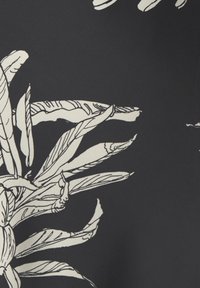 Tissu foncé avec un motif de feuilles tropicales blanches en contour, présentant un travail de ligne détaillé et des formes de feuilles variées. Finition lisse et texturée.
