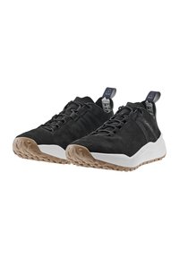Scarpe sportive nere in suede con una finitura texturizzata, dotate di una intersuola bianca e suola in gomma, punta arrotondata e design con lacci.