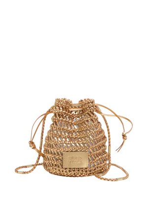 Pequeño bolso de cordón tejido metálico dorado con correas trenzadas finas y una etiqueta rectangular en la parte delantera.