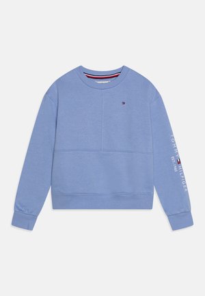 Lyseblå sweatshirt lavet af bomuldsblanding, med rund halsudskæring, lange ærmer og logodetalje på brystet og ærmet.