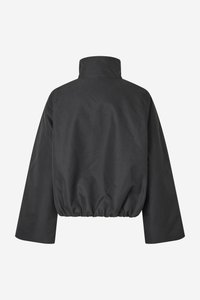 Μαύρο cropped σακάκι με ψηλό γιακά, ελαστικό τελείωμα και φαρδιά μανίκια. Κατασκευασμένο από λείο, ελαφρύ ύφασμα.