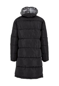 Dlhý čierny prešívaný pufový kabát s patterned kapucňou a bielym brandingom "COLUCCI" na chrbte.