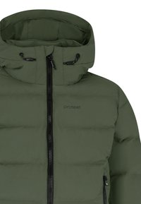 Groene gewatteerde jack met capuchon, zwarte voorkant rits, rits zijzak en geborduurd "protest" logo op de borst.