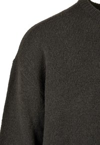 Maglione verde scuro lavorato a maglia, realizzato in tessuto texturizzato, con collo a giro e vestibilità leggermente ampia. La superficie è morbida e calda.