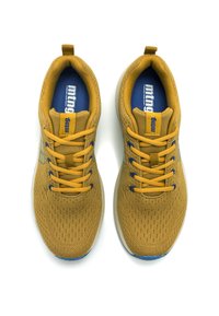 Baskets en maille jaune avec des accents bleus, bout rond et lacets fins. Dessus texturé et étiquette sur la languette. Semelle plate.