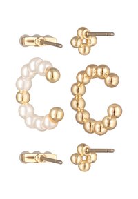 Gold- und Perlenohrringe, die runde Perlen und ein Design aufweisen, das Buchstaben ähnelt. Sie enthalten Stecker und Ohrringe in Form von Ringen mit glänzender Metallic-Oberfläche.