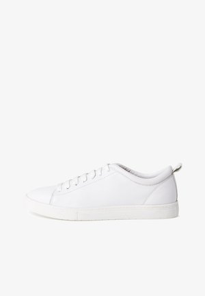 Trainers - white
