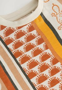 Next ALL-OVER  - T-shirt print - ochre orange ikat