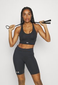 Under Armour SMARTFORM EVO MID - Sportovní podprsenky se střední oporou - black/white