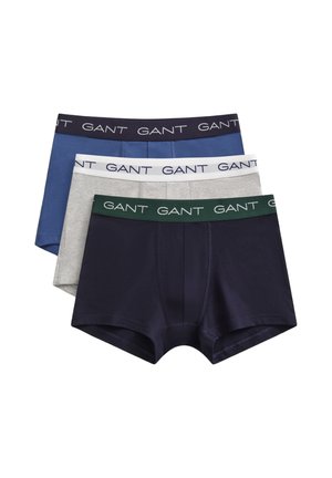 Tre paia di boxer da uomo impilati, in blu navy, grigio chiaro e blu, ciascuno con un elastico con marchio in colori diversi.