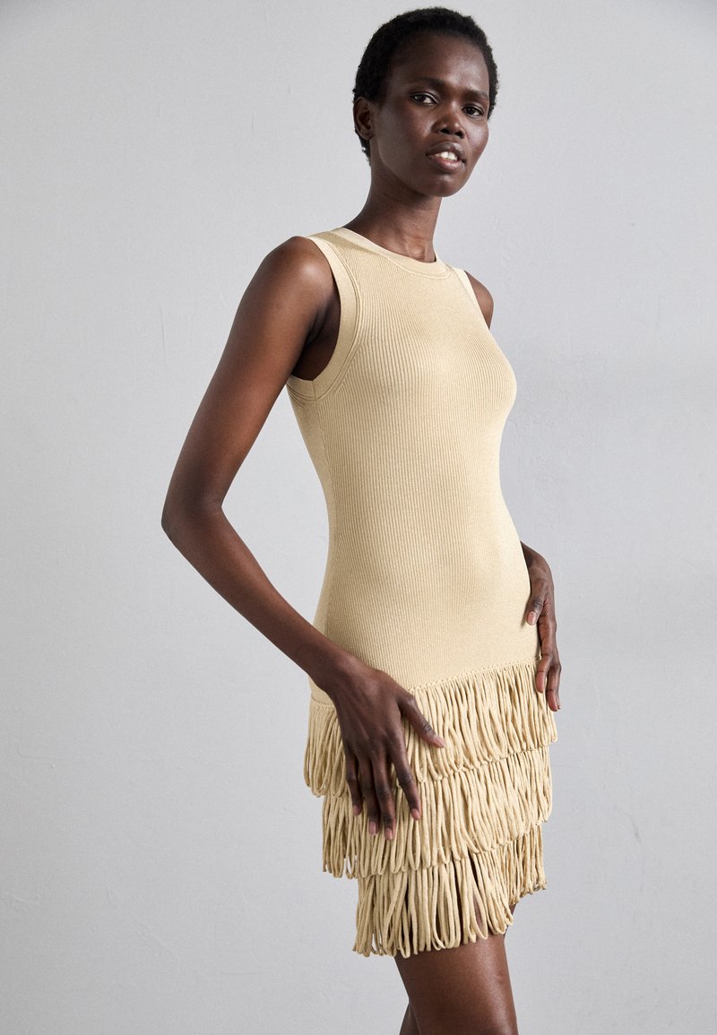 sandro COURTE AJUSTEE FRANGES - Jumper dress - gold-coloured - Zalando