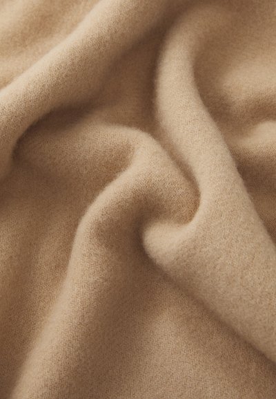 Beige kasmiir kangas, pehme tekstuur, sujuv langevus, kerge läige, näidates peeneid kiude ja ühtlast värvi üle kogu pinna.