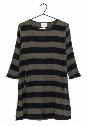 Túnica a rayas en negro y gris, confeccionada con tela texturizada. Cuenta con mangas tres cuartos y dos bolsillos laterales. El dobladillo es redondeado.