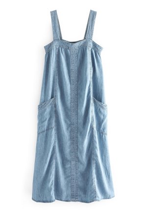 Hellblaues ärmelloses Jeanskleid mit breiten Trägern, zentraler Vordernaht und großen Seitentaschen, auf weißem Hintergrund dargestellt.