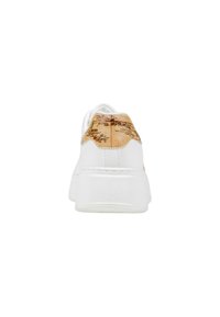 Sneaker bianco con tallone strutturato di colore marrone chiaro e stampa di una mappa. Materiale sintetico liscio, punta arrotondata e suola spessa.
