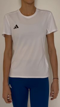 Valge sportlik T-särk ümmarguse kaelusega, lühikeste varrukatega ja kolme musta diagonaalse triibuga vasakul rinnal, valmistatud niiskust imavast kangast.