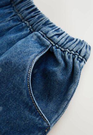 Denimshorts med en elastisk taljebånd med rynker og sidelomme, i en medium blå farve med kontrastsyning.