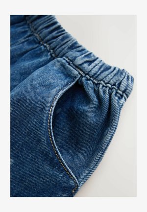 Džínové šortky s nazbieraným elastickým pásom a bočným vreckom, v stredne modrej farbe s kontrastným prešitím.