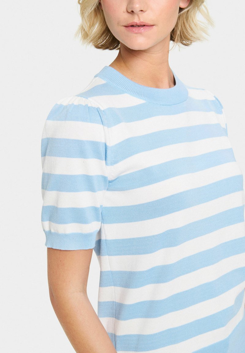 Jasnoniebieski sweter w biało-niebieskie paski z krótkim rękawem, z okrągłym dekoltem i delikatnie bufiastymi rękawami, wykonany z gładkiej dzianiny.
