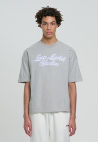LOW LIGHTS STUDIOS® SHUTTER - Majica kratkih rukava s printom - light grey