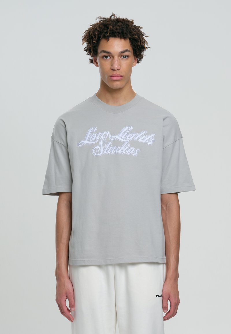 LOW LIGHTS STUDIOS® SHUTTER - Majica kratkih rukava s printom - light grey
