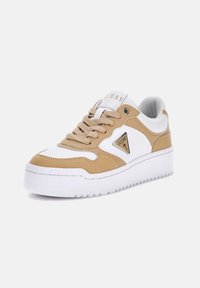Sneaker bianco e beige con dettagli in pelle textured, punta rotonda e suola bianca spessa. Presenta un logo triangolare e un design con lacci.