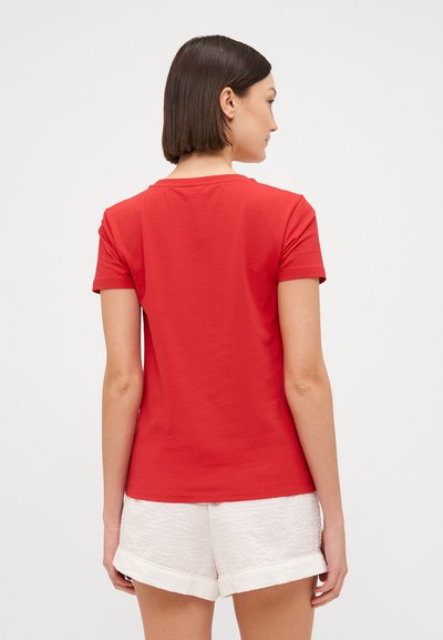 Κόκκινο κοντομάνικο T-shirt με στρογγυλή λαιμόκοψη, φτιαγμένο από μαλακό βαμβάκι, με λεία υφή και εφαρμοστή γραμμή.