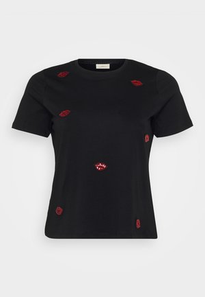 Svart kortermet t-skjorte med teksturert broderi i form av røde lepper spredt over forsiden og en klassisk rund halsdesign.