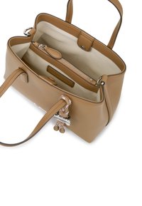Kožená taška v tan odstínu s dvojitými uchy, zipovou kapsou uvnitř a hladkým povrchem. Obsahuje kovový akcent.