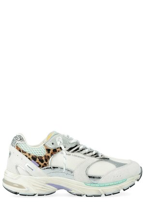 Baskets blanches et argentées avec imprimé léopard et accents pailletés, panneaux en mesh et semelle épaisse, vues de l'extérieur.