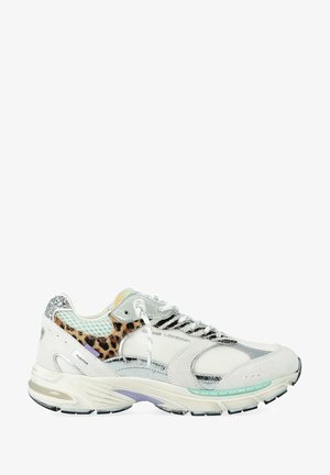 Baskets blanches et argentées avec imprimé léopard et accents pailletés, panneaux en mesh et semelle épaisse, vues de l'extérieur.