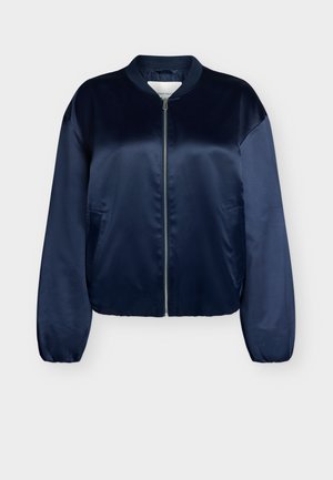 Ναυτικό μπλε τζάκετ bomber κατασκευασμένο από λείο σατέν, με μπροστινό φερμουάρ, ριμπ λαιμό και ελαστικούς καρπούς, καθώς και πλαϊνές τσέπες.