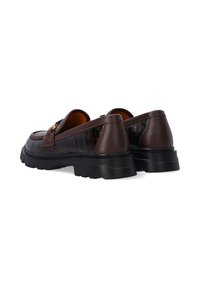 Braune Lederloafers mit strukturiertem Finish, ausgestattet mit einer stabilen schwarzen Gummisohle und goldfarbigen Hardware-Akzenten. Runde Zehenform.