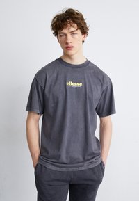 Ellesse - Printtipaita - dark grey Pienoiskuva 1