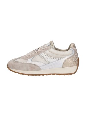 Beige en witte lage sneaker met suède, mesh en leren panelen, beige veters en een bruine gumzool met een licht geribbelde profiel.