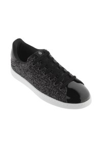Schwarze Sneaker mit einer strukturierten, glitzernden Oberseite, glänzend schwarzer Zehenkappe und weißer Gummisohle. Sie verfügen über schwarze Schnürsenkel und ein Logodetail auf der Zunge.