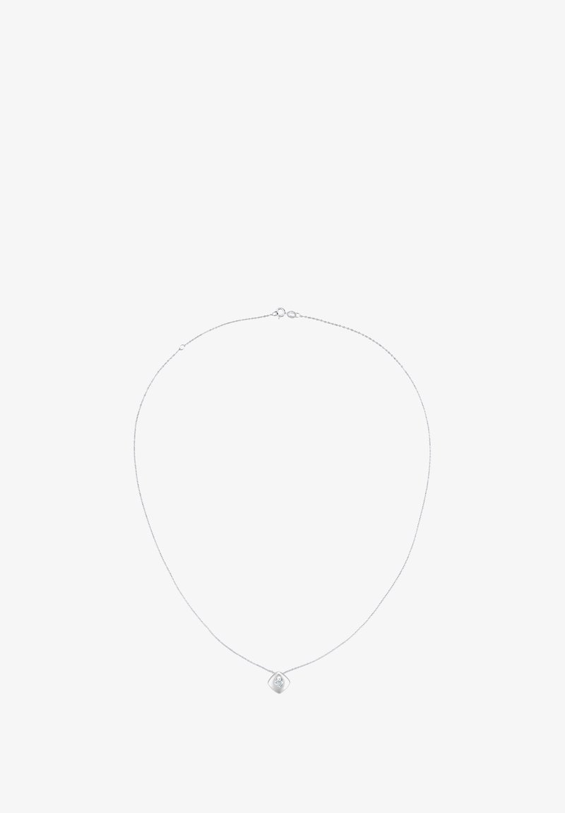 Collar de plata con una cadena delgada y un colgante en forma de diamante que presenta una piedra circular en el centro. Diseño elegante y minimalista.