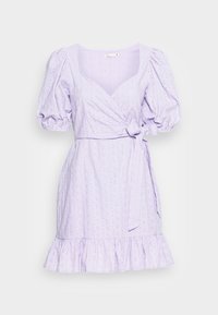 Lila klänning med puffärmar, en omslagdesign, volangkant och broderade blommönster. Tillverkad av lättviktig tyg för god andningsförm åga.