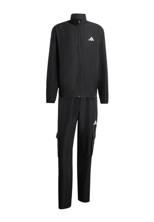 Schwarzer Sportanzug aus weichem Stoff. Beinhaltet eine Jacke mit Reißverschluss und Kragen sowie passende Hosen mit Cargotaschen und Logoakzenten.