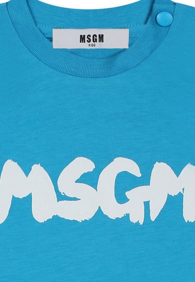 T-shirt in cotone turchese con una grande stampa grafica bianca di "MSGM" sul davanti, dotato di scollatura rotonda e due bottoni a pressione sulla spalla.