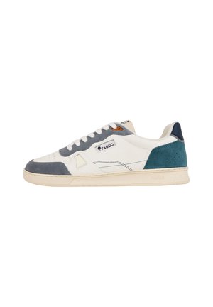 Basket basse avec des panneaux blancs, gris, turquoise et marine, lacets blancs, semelle beige et logo "FAGUO" sur le côté et la semelle.
