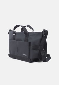 Borsa impermeabile nera con due manici, cintura regolabile e tasca frontale. Presenta una texture liscia e un design minimalista con dettaglio del logo.