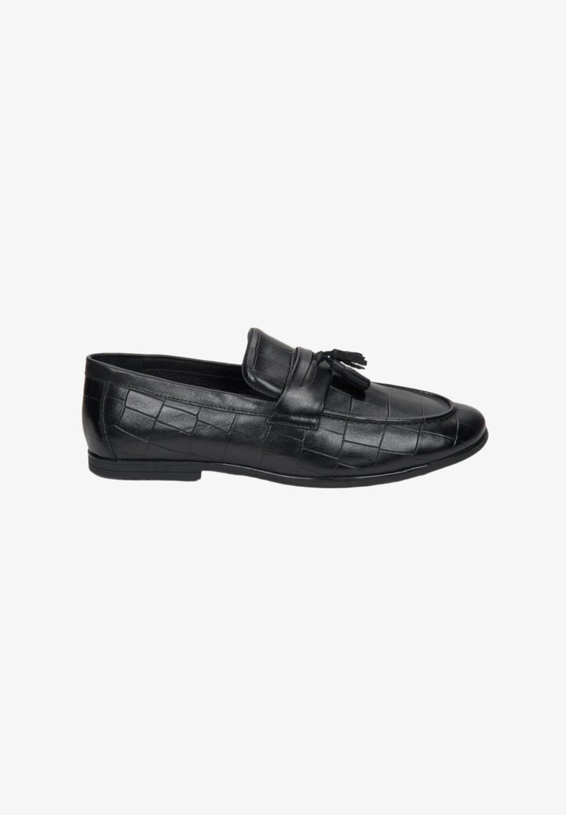 Zwarte leren loafers met een krokodillenpatroon, kwastdetail en platte zool. Glad oppervlak met een ronde neusdesign.