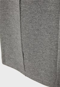 Sivá tkanina s jemnou textúrou, zobrazuje hladký, ryhovaný vzor. Obsahuje jemný šev podrobne pozdĺž okraja.