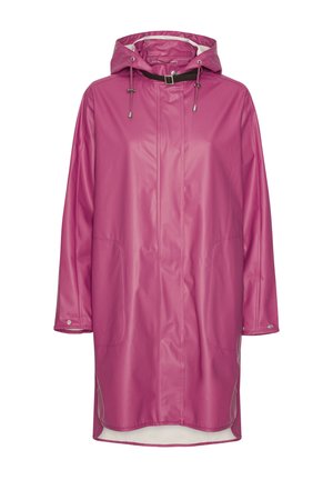 Impermeabile lungo rosa con cappuccio, coulisse regolabili, tasche anteriori, polsini con bottoni a pressione e chiusura con fibbia nera al collo.